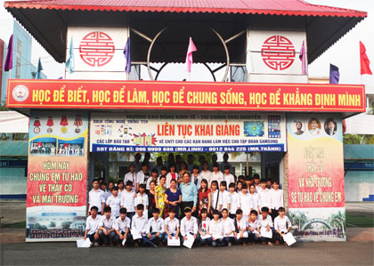 Đoàn cán bộ, giáo viên và học sinh trường phổ thông THCS nội trú Phú Lương thăm trường CĐ Kinh tế-Tài chính Thái Nguyên.